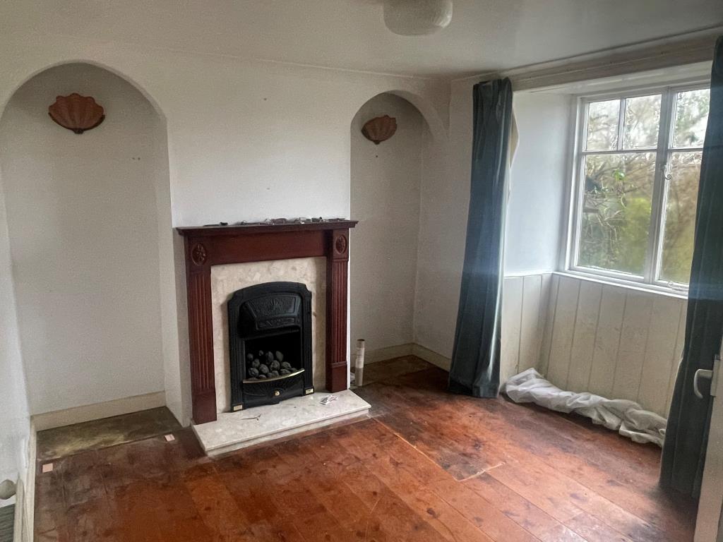 Lot: 23 - TERRACED HOUSE WITH ADDITIONAL ONE-BEDROOM DWELLING, GARAGE, OUTBUILDING AND LARGE GARDEN SPACE - Reception room in principal dwelling